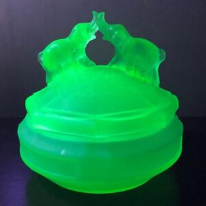 L.E. Smith Uranium Glass Kissing/Battling Elephants Powder Jar